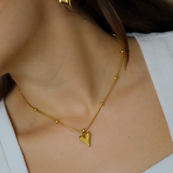 Jewelry - Heart pendant necklace